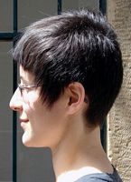 cieniowane fryzury krótkie - uczesanie damskie z włosów krótkich cieniowanych zdjęcie numer 125A